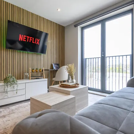 Premium Centre Retreat - Work & Relax - Pool Table Apartment