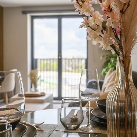 Springwell - Centre - Balcony & Pool Table - 3 Bed *