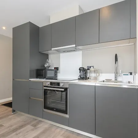 Springwell - Centre - Balcony & Pool Table - 3 Bed